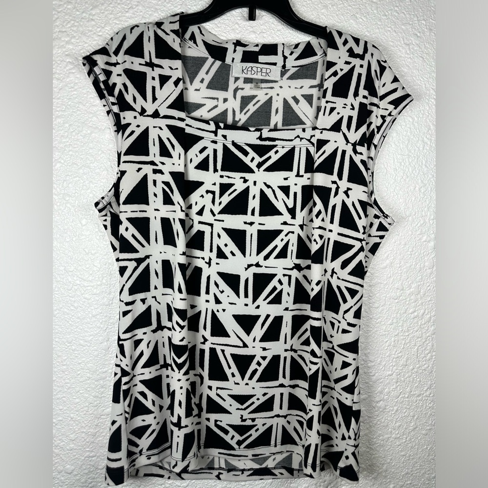 Kasper Black and White Geometric Short Sleeve Top